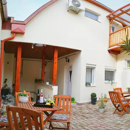 Várfal Apartman *