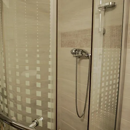 Várfal Apartman *